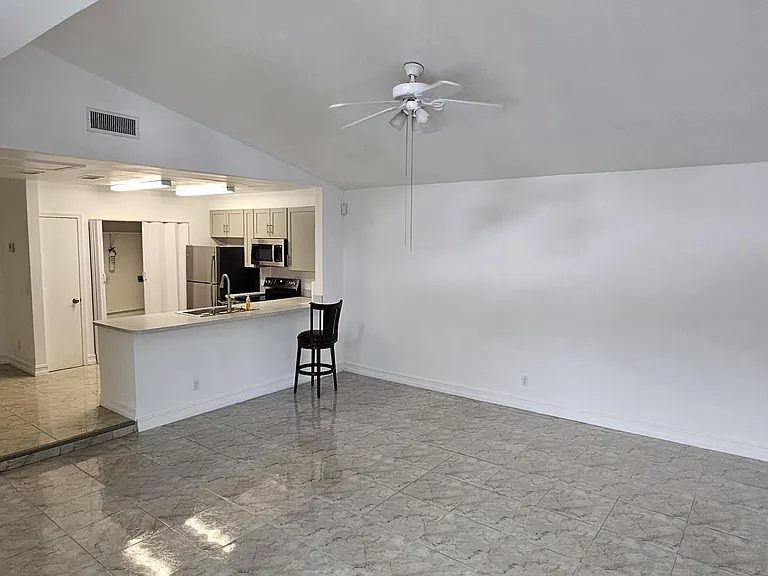 1016 Manor Dr #5C — Photo 7