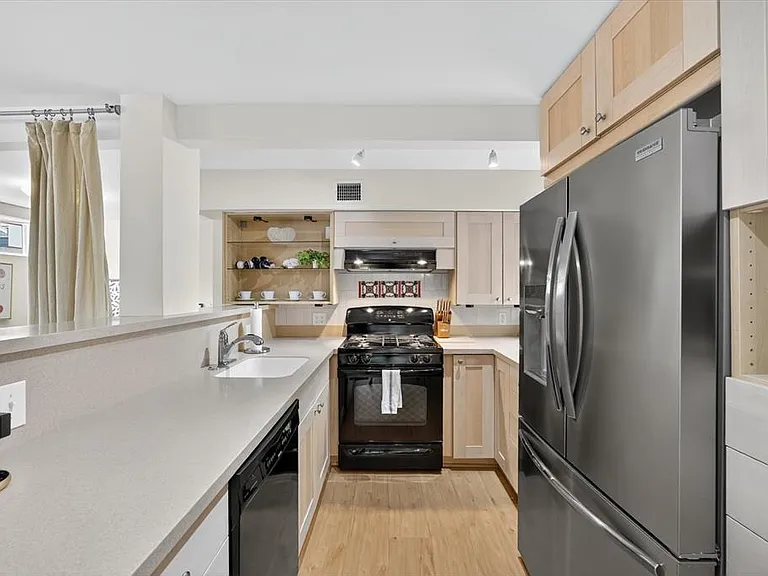 221 13th Ave NE — Photo 37