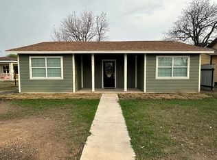 125 W Zaragosa St, Uvalde, TX 78801