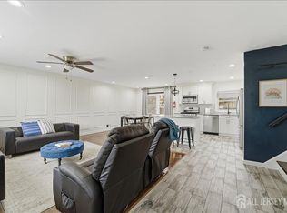 10 Maplehurst Ln, Piscataway, NJ 08854