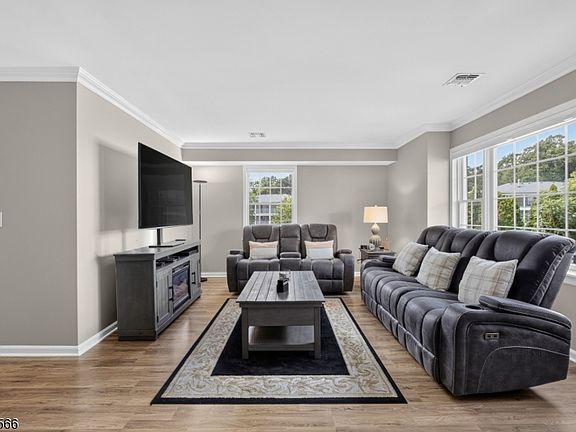 5th image of 179 Roseland Ave #12