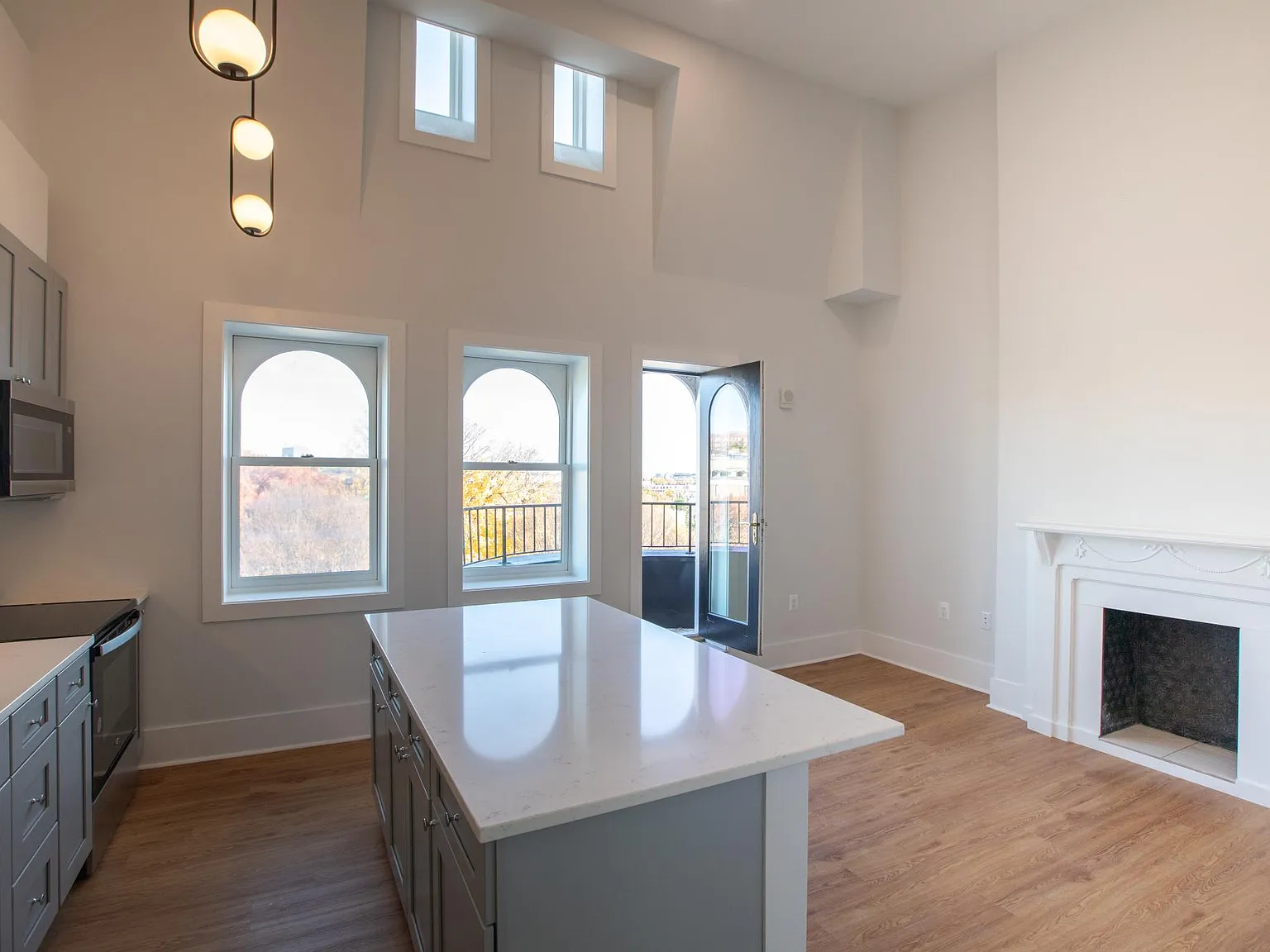 2 bed, 1000 sqft, $4,600 — Photo 1