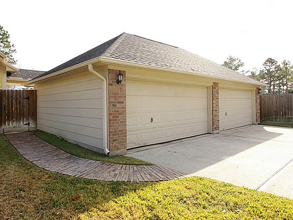 Bring all your toys! This huge 4+ car garage has plenty of space for the toys and your vehicles