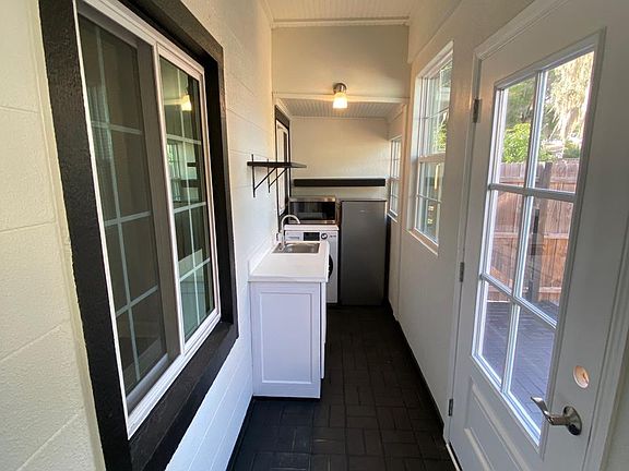 -Refrigerator
-Microwave
-Washer/Dryer