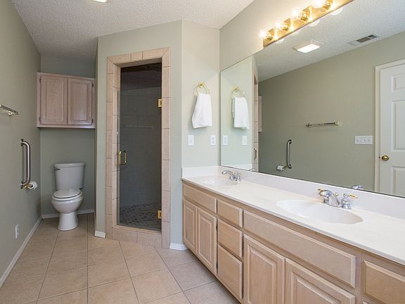 Spacious full bathroom