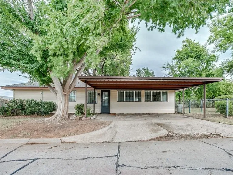 400 Draper Dr — Photo 3
