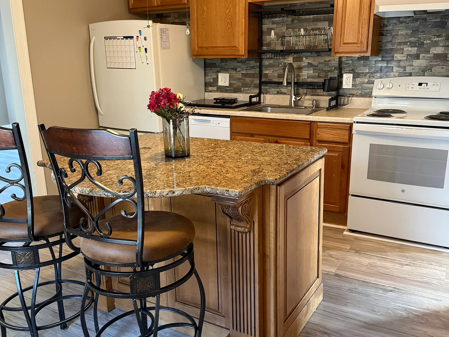 2 bed, 1000 sqft, $1,800 — Photo 1