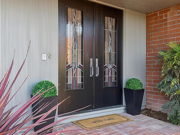 3rd image of 30 Chateau Place