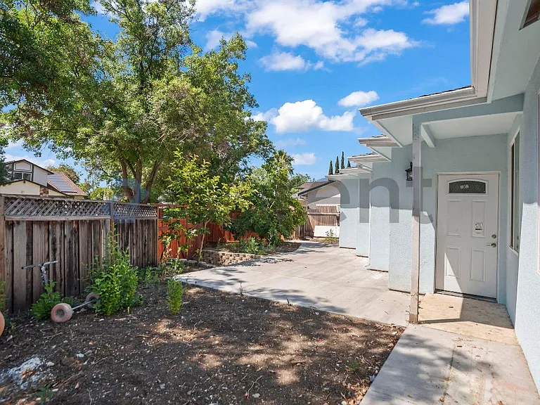 640 Plomosa Ct #B — Photo 4