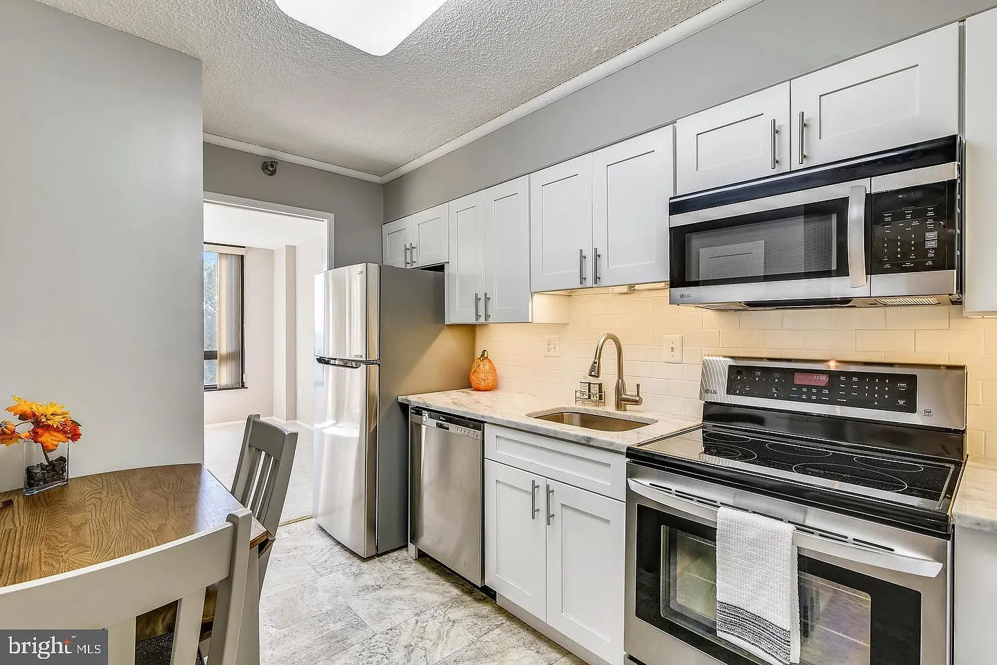 1 bed, 856 sqft, $2,400 — Photo 1