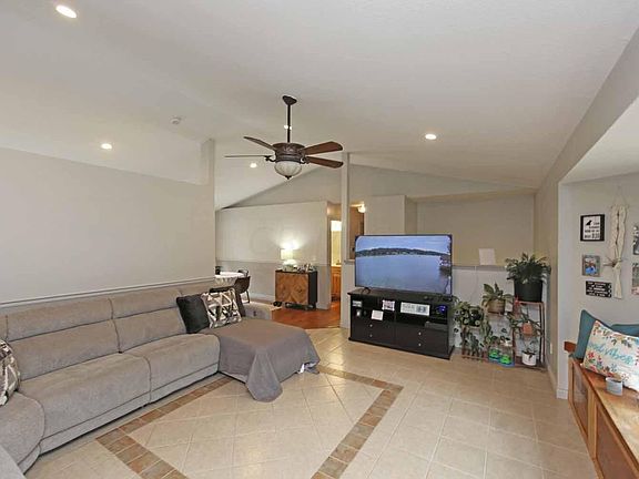 5th image of 556 Crestmonte Dr