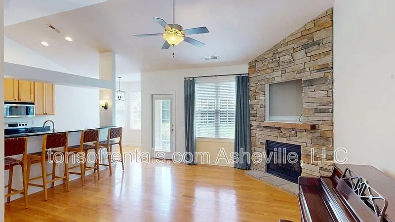 3 bed, 2.0 bath, 1775 sqft, $2,600 — Photo 4