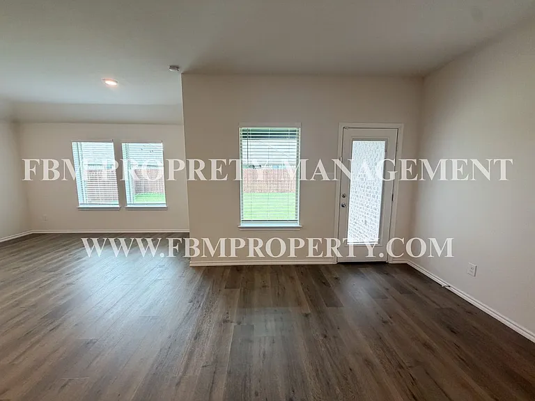 329 Thoroughbred St — Photo 14