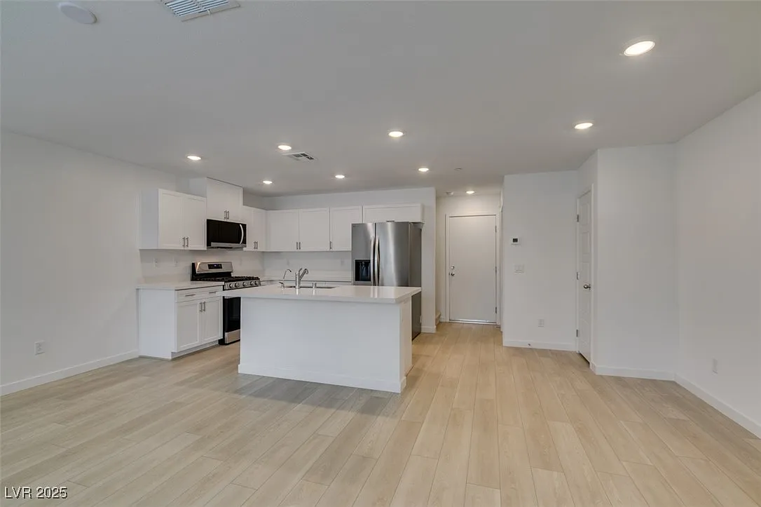 3 bed, 2.5 bath, 1381 sqft, $2,150 — Photo 4