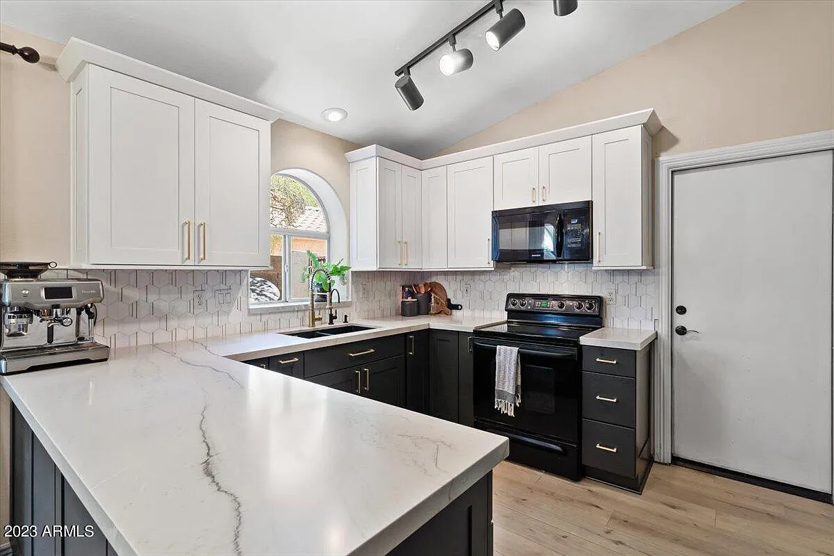 3 bed, 2.0 bath, 1283 sqft, $2,495 — Photo 2