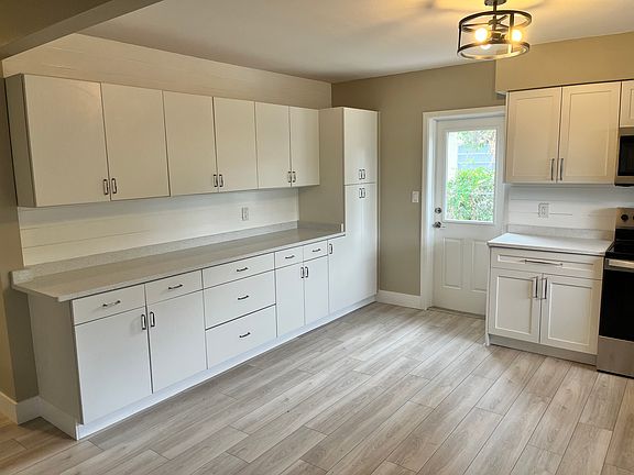 3rd image of 1554 Hillcrest Dr