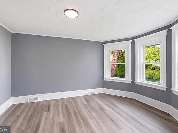 4th image of 1654 Main St