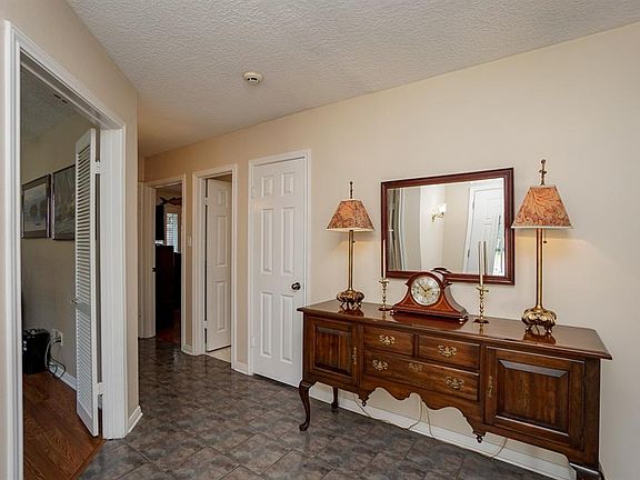 4th image of 827 Millpond Dr