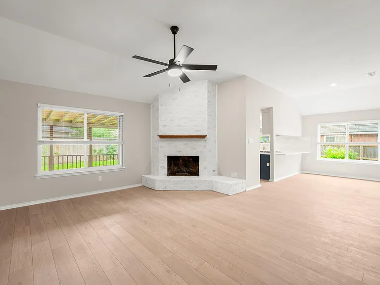 2113 Rosemary Ln — Photo 3