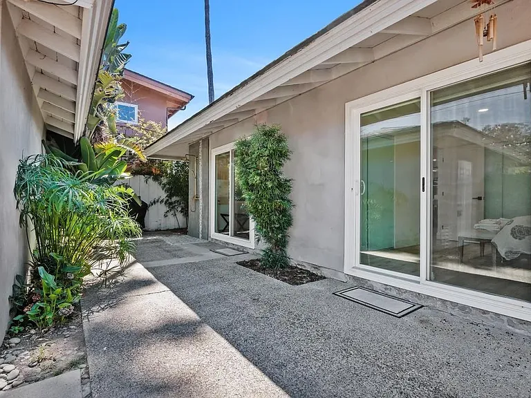 1847 Coast Blvd — Photo 22
