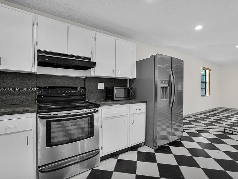 81 NW 41st St #2 — Photo 5