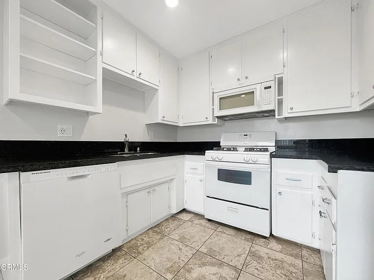 580 N Los Robles Ave #11 — Photo 6