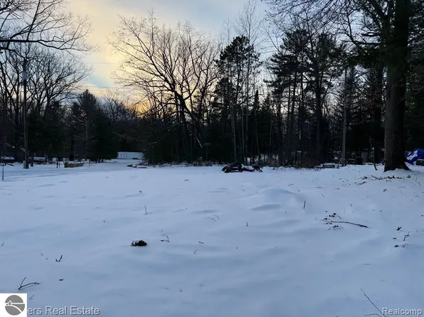 5330 Pointview Dr, Harrison, MI 48625