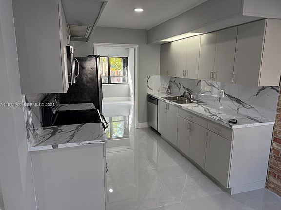 4th image of 2700 N 34th Ave APT I