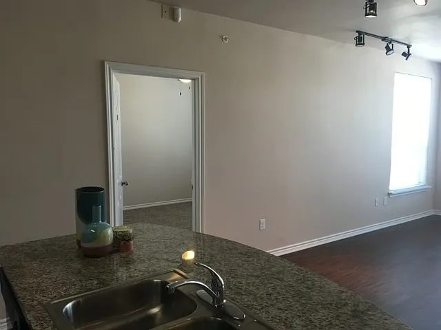 Post Rd — Photo 3