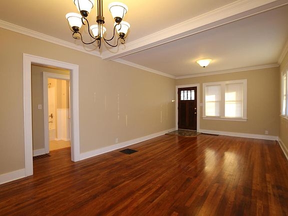 3rd image of 929 Hollywood St NE