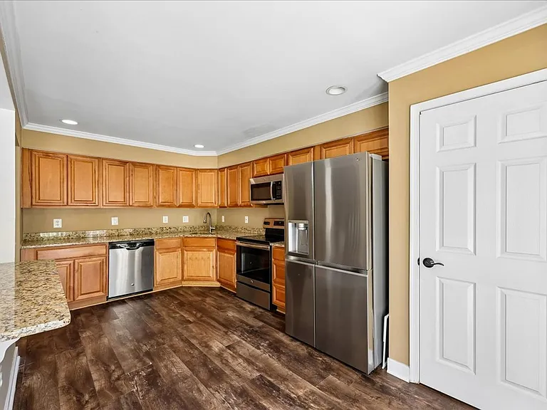 6630 Commodore Ct — Photo 11