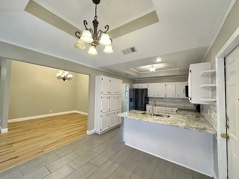 1818 Diana Ln — Photo 13