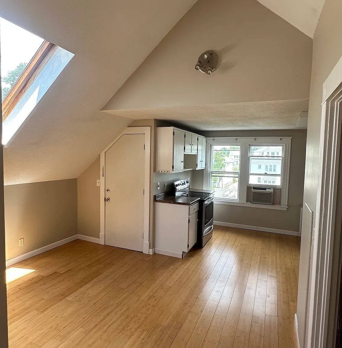 2 bed, 1.0 bath, 733 sqft, $2,000 — Photo 3
