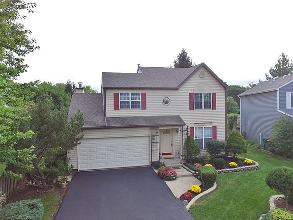 2nd image of 1315 Carriage Ln