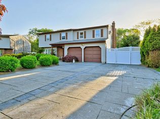 44 Canterbury Ct, Oakdale, NY 11769