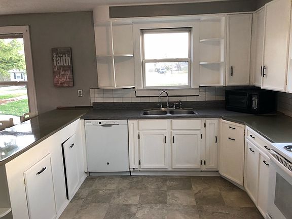 3rd image of 105 Churchill Cir