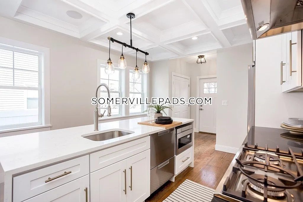 3 bed, 3.5 bath, 2304 sqft, $5,950 — Photo 4