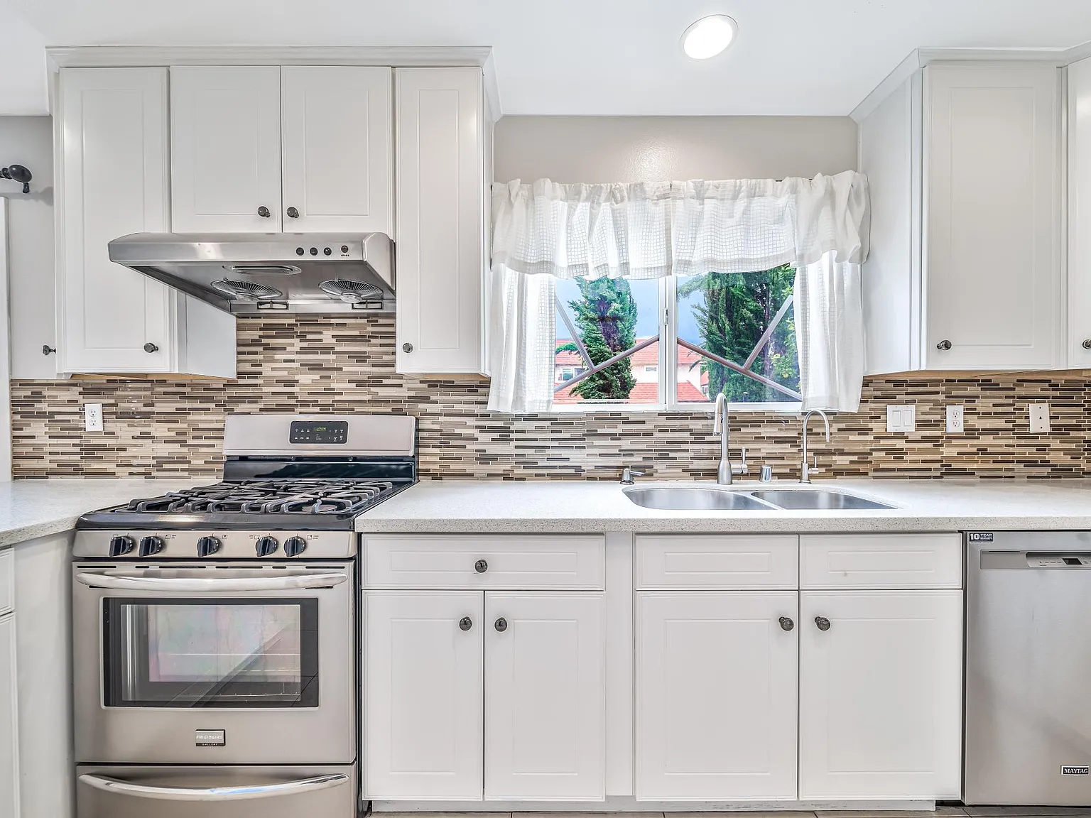 4 bed, 1680 sqft, $3,995 — Photo 4