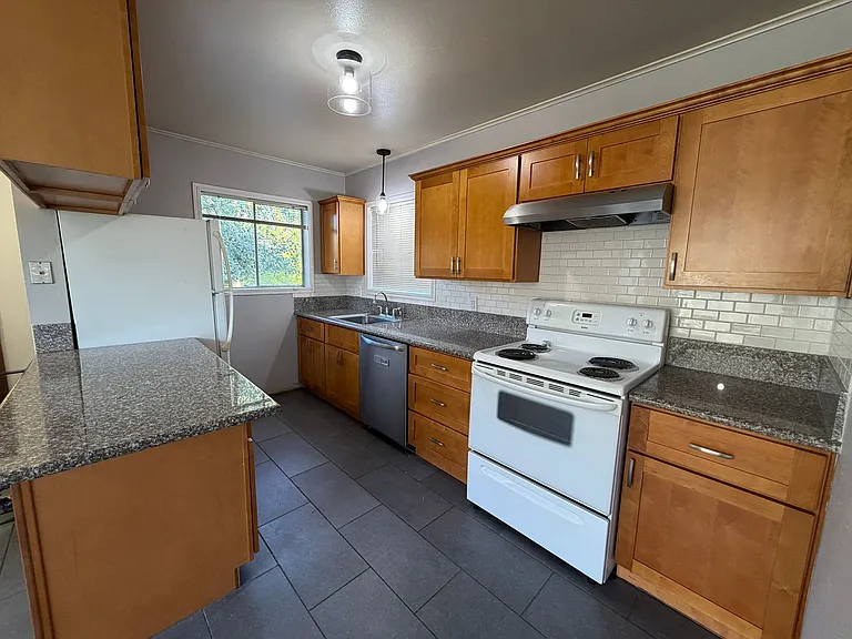 1324 SW Levens St — Photo 5
