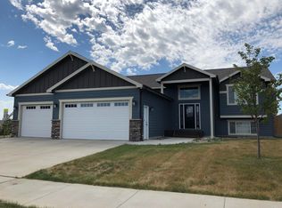 2900 Prairie Oak Dr, Dickinson, ND 58601