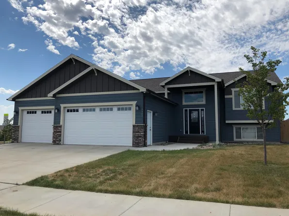 2900 Prairie Oak Dr, Dickinson, ND 58601