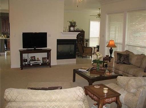 3rd image of 422 Applewood Dr