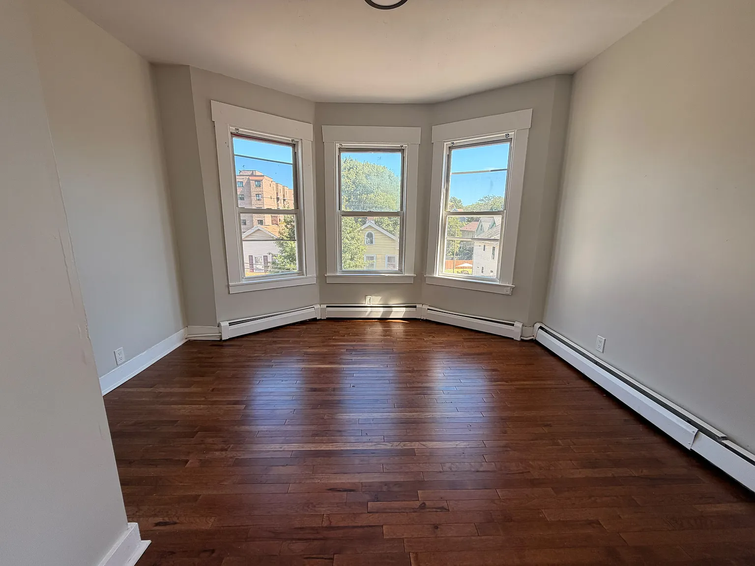 3 bed, 1.5 bath, $1,900 — Photo 2