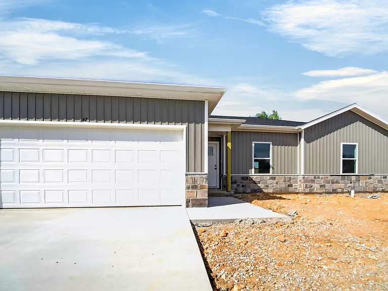 42 Whitley Ln — Photo 2