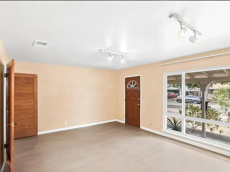 4675 Englewood Dr — Photo 4