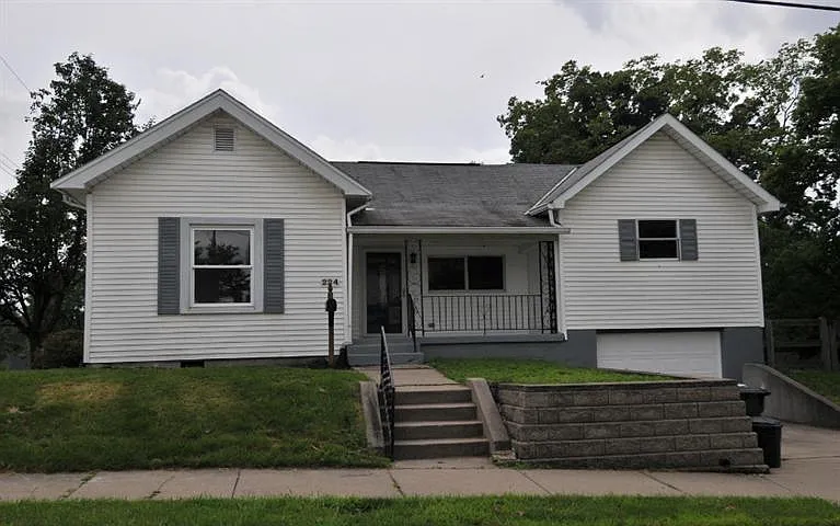 224 Main St photo 1
