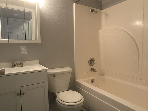 5th image of 237 Glenlake Dr APT C
