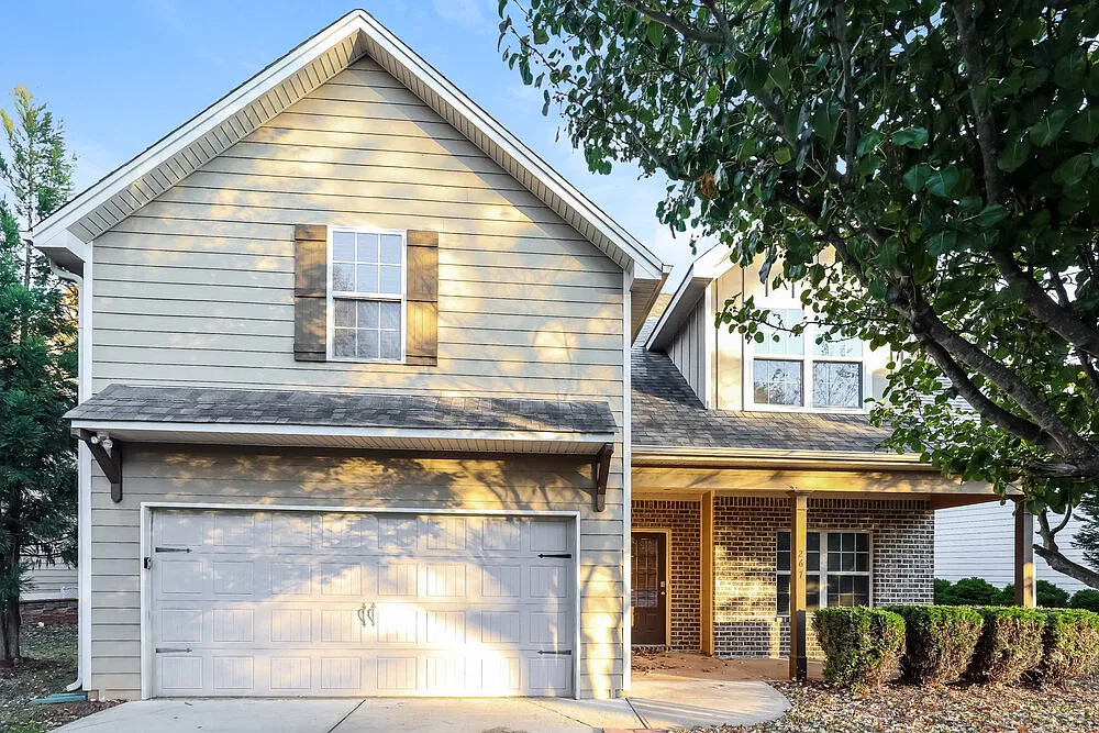 4 bed, 3.0 bath, 2866 sqft, $2,430 — Photo 1