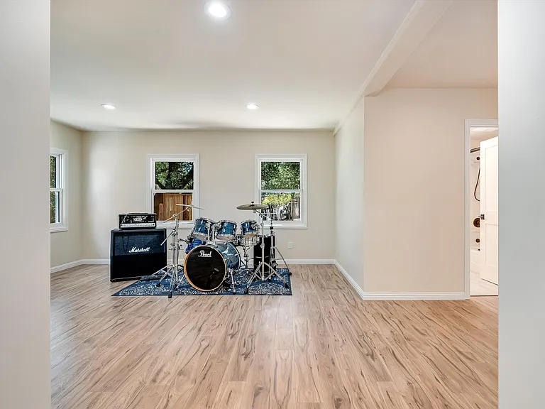 9342 Chalk Hill Rd — Photo 15