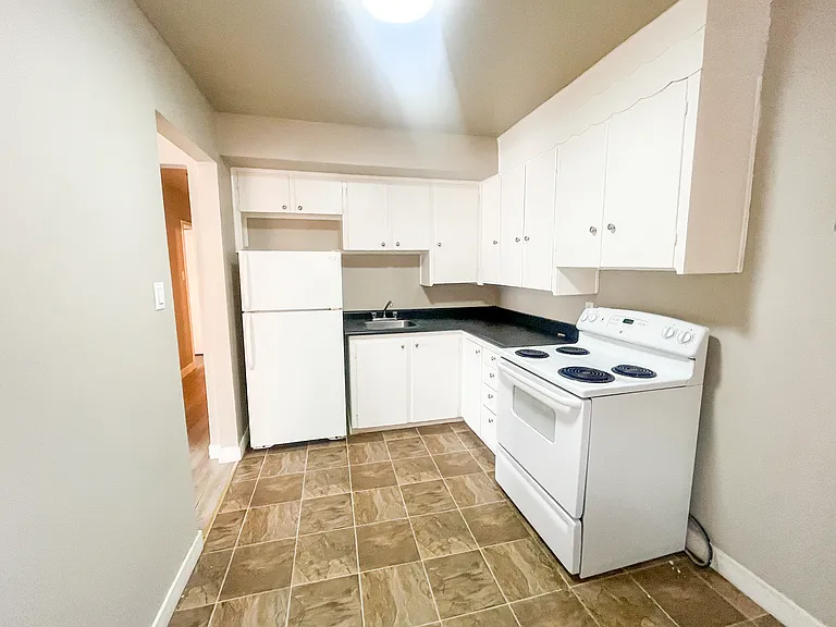 1544 Alexandra St — Photo 12